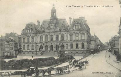 / CPA FRANCE 56 "Vannes, l'hôtel de ville et la rue Hoche"