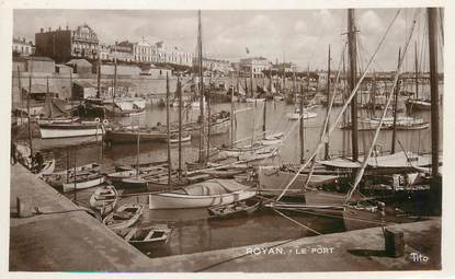 / CPSM FRANCE 17 " Royan, le port "