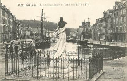 / CPA FRANCE 29 "Morlaix, la statue de Duquesne Cornic et le bassin à Flot"