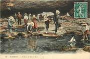 64 PyrÉnÉe Atlantique CPA FRANCE 64 "Biarritz, pêcheurs à marée basse"