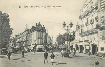 / CPA FRANCE 03 "Vichy, place Victor Hugo et rue de Nîmes"