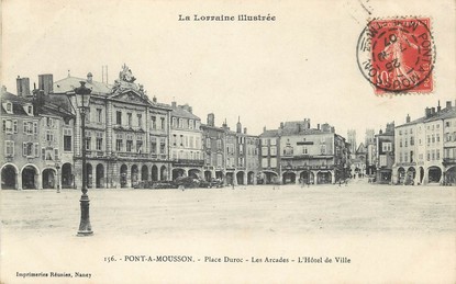 / CPA FRANCE 54 "Pont à Mousson, place Duroc, les Arcades, l'hôtel de ville"
