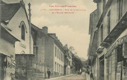 / CPA FRANCE 65 "Cauterets, rue de la Raillière et l'église réformée"