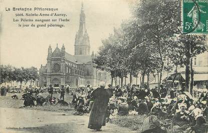 / CPA FRANCE 56 "Sainte Anne d'Auray, les pélerins mangeant sur l'herbe"