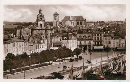 / CPSM FRANCE 17 "La Rochelle, vue vers la grosse horloge et la Cathédrale"