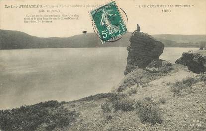 / CPA FRANCE 07 "Le lac d'Issarlès, curieux rocher tombant à pic sur le lac"