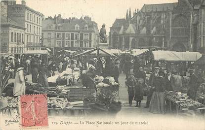 / CPA FRANCE 76 " Dieppe, la place Nationale un jour de marché"