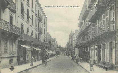 / CPA FRANCE 03 "Vichy,  rue de Nîmes"