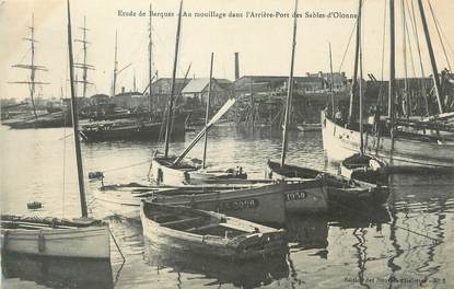 / CPA FRANCE 85 "Etudes de Barques, dans l'arrière port des Sables d'Olonne"