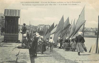 / CPA FRANCE 85 "Les Sables d'Olonne, l'arrivée des bateaux sardiniers"