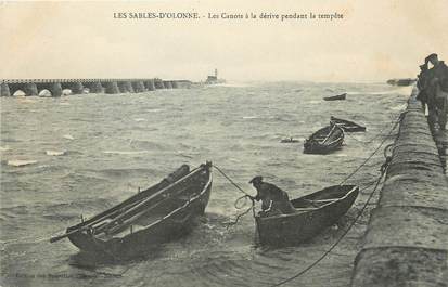 / CPA FRANCE 85 "Les Sables d'Olonne, les canots à la dérive"