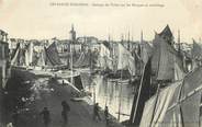 85 Vendee / CPA FRANCE 85 "Les Sables d'Olonne, séchage des voiles sur les barques au mouillage"