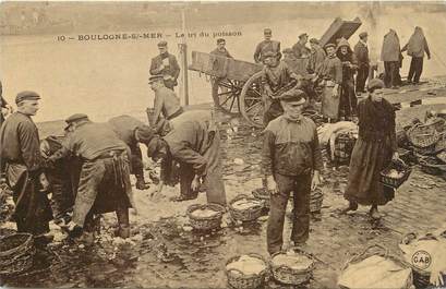 / CPA FRANCE 62 "Boulogne sur Mer, le tri du poisson "