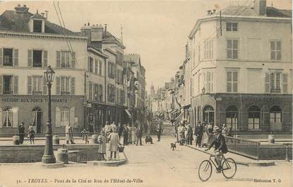/ CPA FRANCE 10 "Troyes, pont de la cité et rue de l'hôtel de ville"