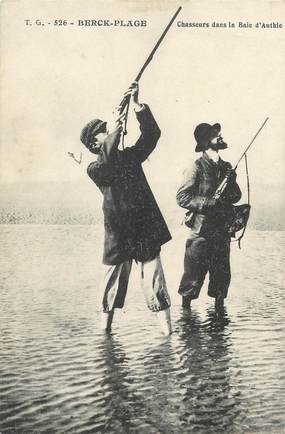 / CPA FRANCE 62 "Berck Plage, chasseurs dans la baie d'Authie" / CHASSE