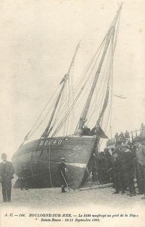 / CPA FRANCE 62 "Boulogne sur Mer, le 2540 naufragé au pied de la digue Saint Beuve"