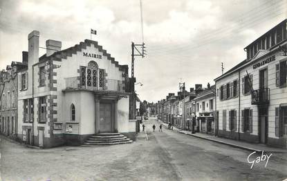 / CPSM FRANCE 53 "Villaines La Juhel, la mairie et rue Jules Doiteau"