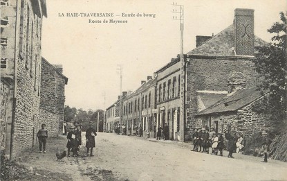 / CPA FRANCE 53 "La Haie traversante, entrée du bourg, route de Mayenne "