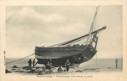 / CPA FRANCE 62 "Berck plage, goudronnage d'un bateau de pêche"