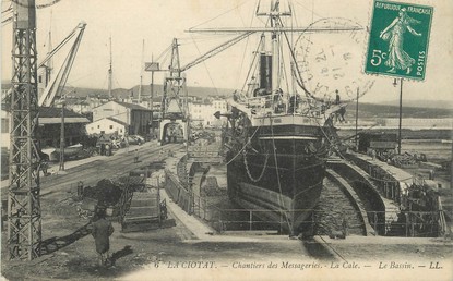 / CPA FRANCE 13 "La Ciotat, chantiers des Messageries Maritimes, le bassin"