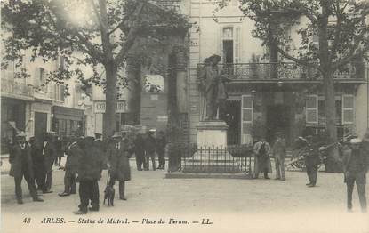 CPA FRANCE 13 "Arles, la place du forum, statue de Mistral"
