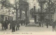 13 Bouch Du Rhone CPA FRANCE 13 "Arles, la place du forum, statue de Mistral"