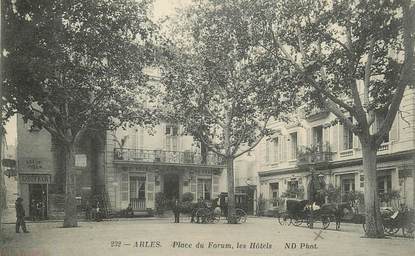 CPA FRANCE 13 "Arles, place du Forum, les hôtels"