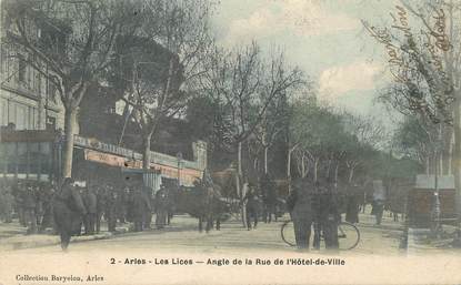 CPA FRANCE 13 "Arles, les Lices, angle de la rue de l'hôtel de ville"