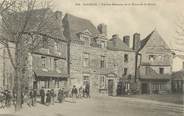 29 Finistere / CPA FRANCE 29 "Carhaix, vieilles maisons de la place de la mairie"