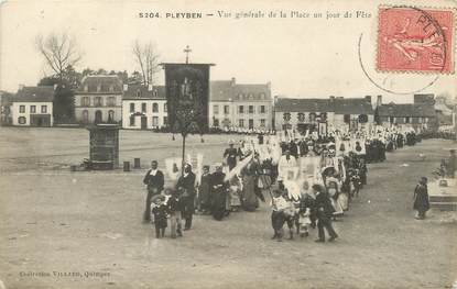 / CPA FRANCE 29 "Pleyben, vue générale de la place un jour de fête"