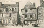 29 Finistere / CPA FRANCE 29 "Carhaix, vieilles maisons de la place de la mairie " 