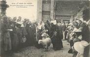 29 Finistere / CPA FRANCE 29 "Saint Jean du doigt, le petit Saint Jean et son mouton à la procession"