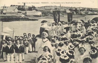 / CPA FRANCE 29 "Tréboul, la procession de la Bénédiction de la mer"