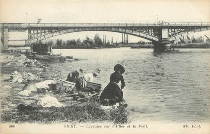 / CPA FRANCE 03 "Vichy, laveuses  sur l'Allier et le pont"