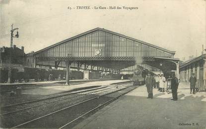 / CPA FRANCE 10 "Troyes, la gare, hall des voyageurs"