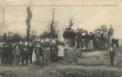 / CPA FRANCE 22 "Route de Callac à Lanrivain, en attendant l'arrivée d'une course de chevaux un jour de noces à Kersallec"