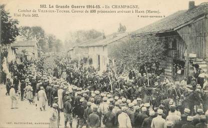 / CPA FRANCE 51 "Combat de Ville sur Tourbe, convoi de 400 prisonniers arrivant à Hans" / MILITAIRE