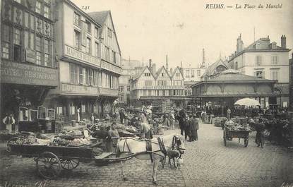 / CPA FRANCE 51 "Reims, la place des marchés" / ATTELAGE