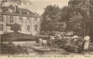 52 Haute Marne / CPA FRANCE 52 "Bourbonne Les Bains, l'hôtel de ville, un coin du parc"