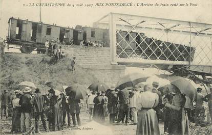 / CPA FRANCE 49 "Aux ponts de Cé, l'arrière du train resté sur le pont" / LA CATASTROPHE