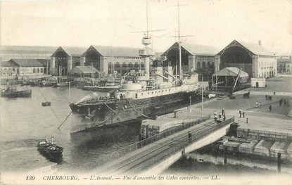 / CPA FRANCE 50 "Cherbourg, l'arsenal, vue d'ensemble des cales couvertes"