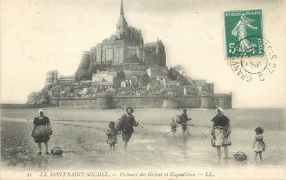 / CPA FRANCE 50 "Le Mont Saint Michel, pêcheurs des Grèves et Coquetières"