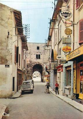 / CPSM FRANCE 26 "Chabeuil, rue Commandant Gustave André et la vieille porte"