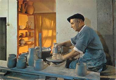 / CPSM FRANCE 26 "Dieulefit, poterie des Grottes, tourneur au travail"