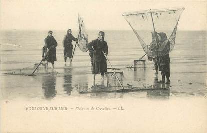 / CPA FRANCE 62 "Boulogne sur Mer, pêcheuses de crevettes"