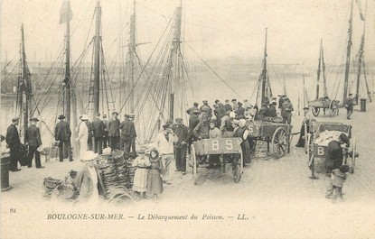 / CPA FRANCE 62 "Boulogne sur Mer, le débarquement du poisson"