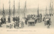 62 Pa De Calai / CPA FRANCE 62 "Boulogne sur Mer, le débarquement du poisson"