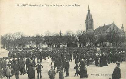 / CPA FRANCE 79 "Niort, place de la Brèche, un jour de Foire"