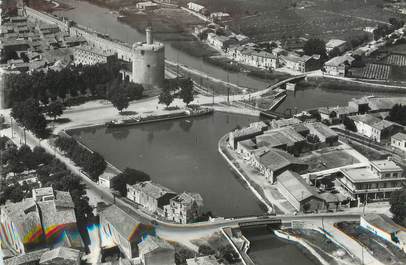 / CPSM FRANCE 30 "Aigues Mortes, vue sur le bassin et la tour de Constance"