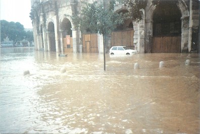 / CPSM FRANCE 30  " Nîmes, 1988" / INONDATIONS